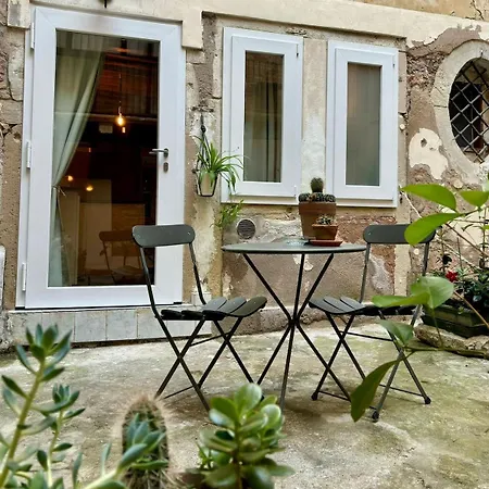 Independent With Outdoor Patio ヴェネツィア