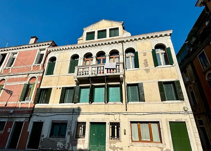 Independent With Outdoor Patio Διαμέρισμα