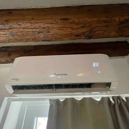 Independent With Outdoor Patio * ונציה