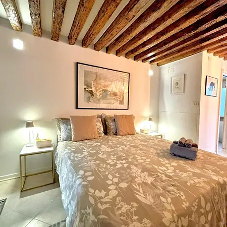 Independent With Outdoor Patio דירה ונציה